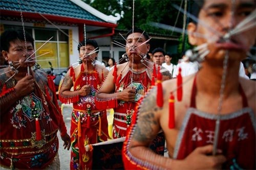 Tháng 10, sang Phuket xem người Thái "hành xác" rùng rợn - 7 Họ có niềm tin rằng, khi thực hiện những hành động ấy, thân thể của họ sẽ trở thành phương tiện hiến tế cho các vị thần trong lễ hội.