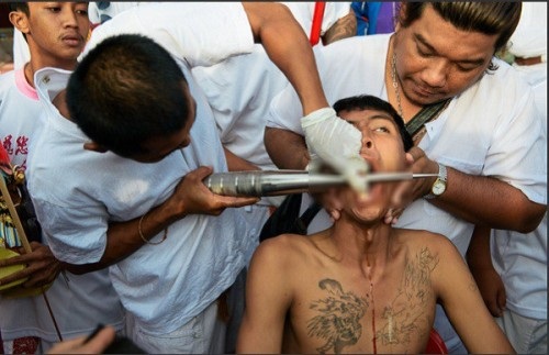 Tháng 10, sang Phuket xem người Thái "hành xác" rùng rợn - 3 Tháng 10, sang Phuket xem người Thái "hành xác" rùng rợn - 3