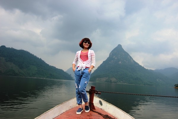 Sông Gâm uốn mình, trôi xuôi theo hình cánh cung, giữa những dãy núi cao ngất cấu tạo bằng đá phiến thạch anh, cát kết và đá vôi tạo nên những cảnh sắc đẹp tuyệt vời.