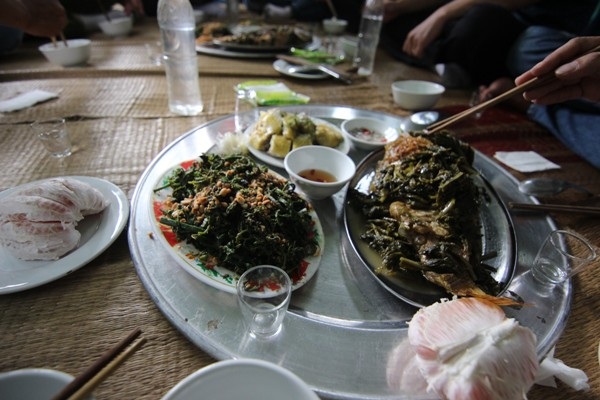 Du ngoạn trên dòng sông Gâm, bạn có sẽ có cơ hội thưởng thức những sản vật trên dòng sông hùng vĩ này.