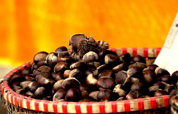 Chớm Đông, hạt dẻ Trùng Khánh thơm lừng cả góc chợ - 1