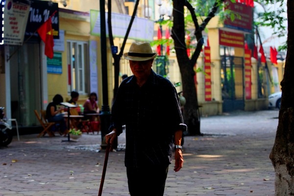 Mùa Đông ngập ngừng với mấy cơn gió mùa đông bắc đầu tiên tràn về, lẫn vào từng cơn mưa cùng mưa lá bay đầy trời, kéo theo cái lành lạnh dịu dàng của khoảnh khắc giao mùa.