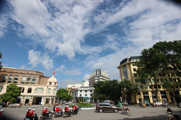 Ấy thế mà, vào những buổi trưa, mùa đông thi thoảng lại có những khoảnh khắc sáng bừng, điều đặc biệt ấy khiến ta có cảm giác trời trong hơn, xanh hơn.