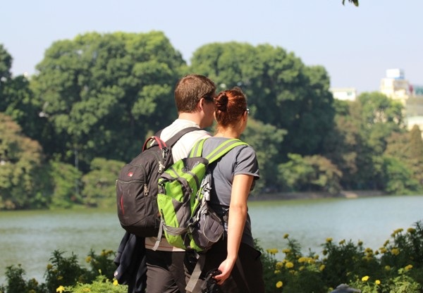 Không cần phải áo khoác, những vị khách đến từ phương tây thong thả bước trên phố phường Hà Nội để tận hưởng không gian trong lành đó.