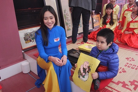 Hoa khôi Đặng Mỹ Huyền xin chữ, đón Tết sớm - 3