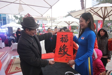 Hoa khôi Đặng Mỹ Huyền xin chữ, đón Tết sớm - 10