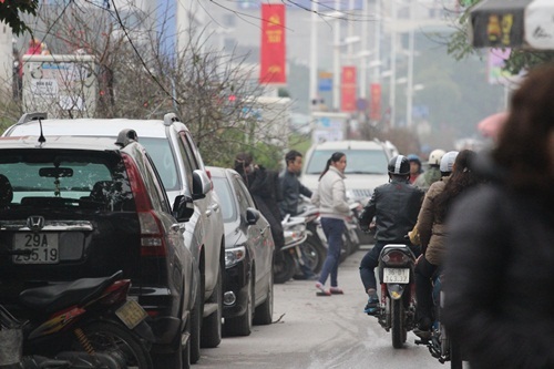 Ô tô, xe máy cứ thế ken cứng nhau...