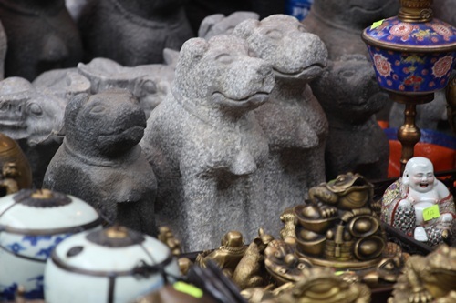 Thông thường những linh vật này chỉ được thấy ở các đền thờ, miếu hay cổng làng cổ. Nhưng trong phiên chợ này những linh vật này cũng xuất hiện...