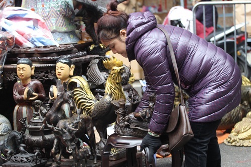 Ngay từ sáng sớm người phụ nữ này đã vội vã bày hàng ra bán...