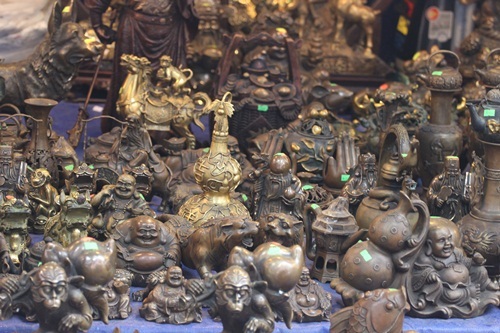 Có đủ mọi thứ cho khách mua tìm chọn...