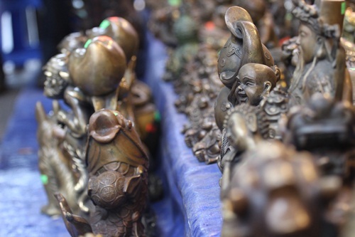 Săn “hàng độc” trong phiên chợ đồ cổ duy nhất trong năm - 1