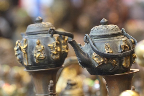 Hai chiếc ấm trà bằng đồng trông khá bắt mắt tại phiên chợ đồ cổ năm nay.