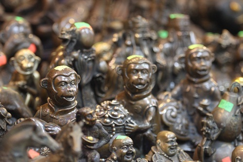 Các chất liệu làm lên linh vật khỉ vô cùng phong phú về chất liệu, kiểu dáng, xuất sứ, nhưng những chú khỉ đúc bằng đồng kiểu dáng giả cổ đang được nhiều người ưa chuộng. Giá một chú khỉ linh vật giao động từ 400 ngàn đến 800 ngàn đồng.