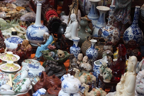 Bình gốm, lọ hoa sành và cả những bức tượng cũng được bày bán ở đây.