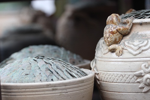 Bát tiền cổ này được chủ cửa hàng phát giá 2 triệu đồng.