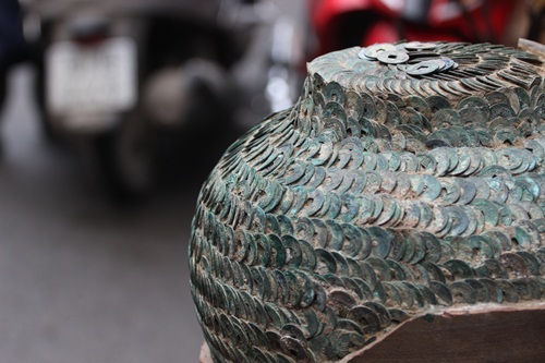 
Còn với chiếc bình lớn đầy chặt tiền cổ này, người chủ cửa hàng phát giá 7 triệu đồng. Những thứ này bày ở phòng khách rất đẹp và ấn tượng cho gia chủ. Chính vì thế những món đồ này cũng rất hợp để làm quà biếu nhân dịp năm mới - người chủ cửa hàng nói.
