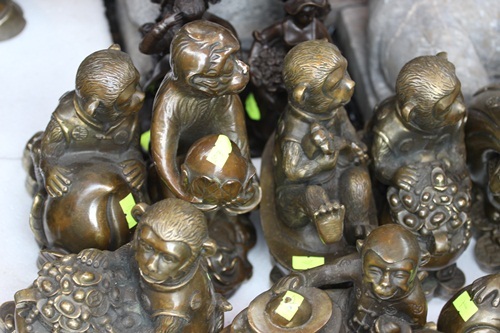 Theo chủ cửa hàng, việc bài trí tượng phong thủy khỉ mạ vàng ở vị trí thích hợp trong nhà sẽ mang lại điều tốt đẹp và may mắn cho gia chủ.