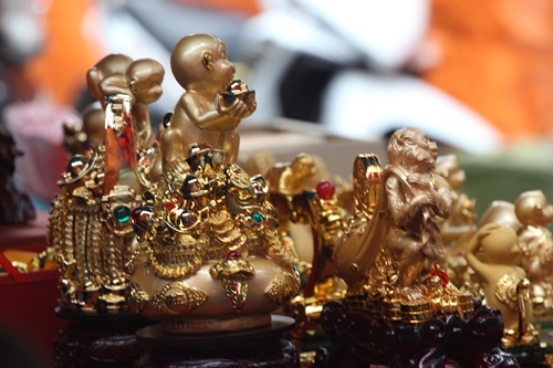 Những chú khỉ bằng chất liệu đồng mạ vàng thì có mức giá cao hơn khoảng trên 2 triệu đồng/con linh vật.