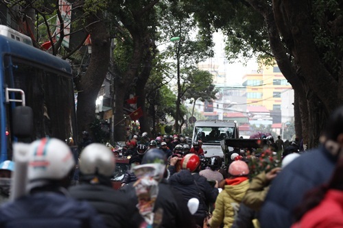 Người dân ùn ùn đổ về chợ Bưởi mua hoa chơi Tết - 1