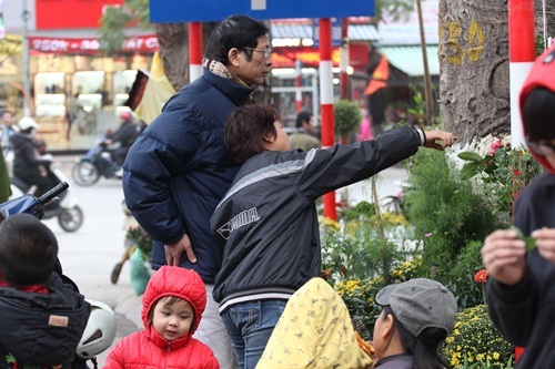 Thuận mua vừa bán, người bán ở chợ khá nhiệt tình, khách mua cứ thế tha hồ mà chọn