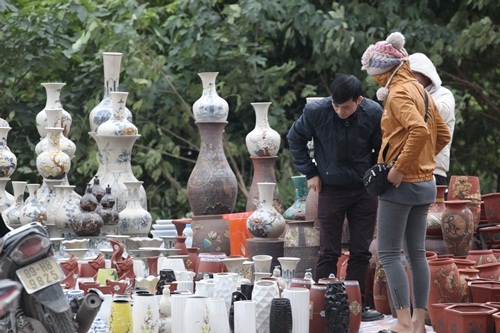 Người dân ùn ùn đổ về chợ Bưởi mua hoa chơi Tết - 17