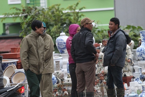 ăn theo cây hoa, cảnh là các dịch vụ bán chậu hoa. Khác với những người bán hoa, cây cảnh, những người bán chậu thường là người tỉnh lẻ về đây...