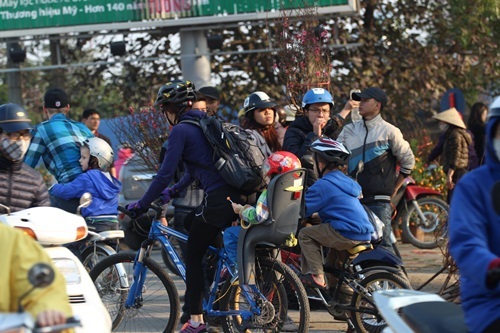 Không chỉ với người dân Việt, những du khách quốc tế cũng xuống đường hòa chung không khí đón giao thừa ngày cuối năm