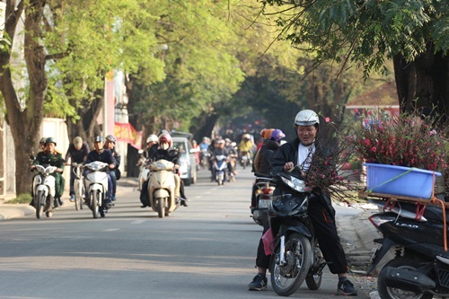 
Trên gương mặt người dân luôn rạng rỡ niềm vui trong chiều cuối năm
