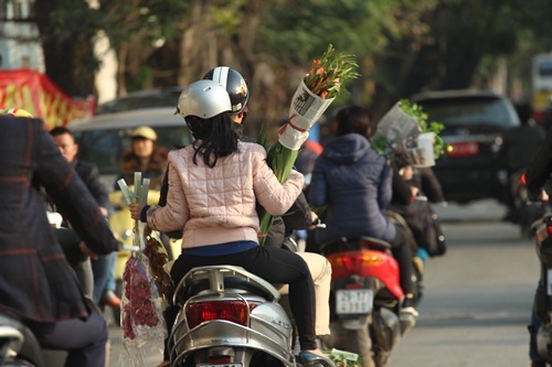 Không kể người già hay người trẻ, tất cả đều cố gắng nhanh chóng mang những cành hoa xuân về nhà trước đêm giao thừa.