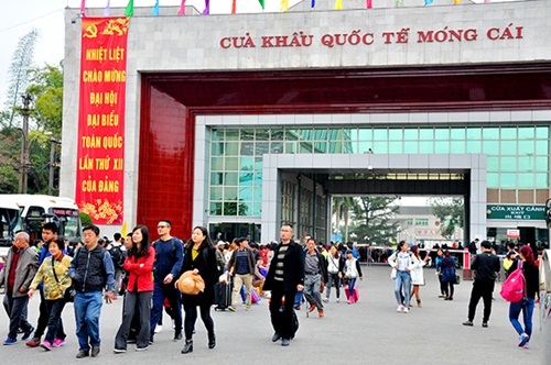 Khách Trung Quốc ùn ùn vào Việt Nam qua cửa khẩu Móng Cái - 5 Khách Trung Quốc ùn ùn vào Việt Nam qua cửa khẩu Móng Cái - 5