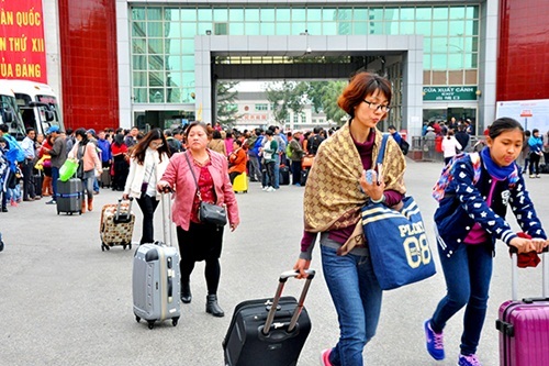 Khách Trung Quốc ùn ùn vào Việt Nam qua cửa khẩu Móng Cái - 7 Khách Trung Quốc ùn ùn vào Việt Nam qua cửa khẩu Móng Cái - 7