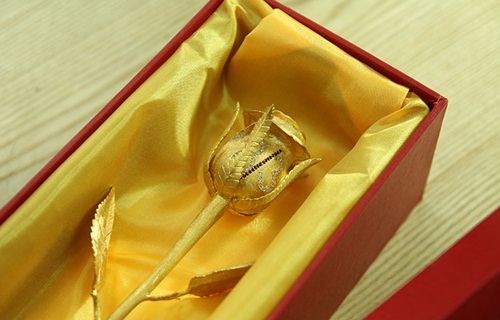 Choáng với những món quà "siêu sang" trong lễ Valentine của giới nhà giàu - 2 Doanh nghiệp này cũng từng nâng cấp mẫu hoa hồng vàng đúc nguyên khối đó bằng kim cương và ruby, đẩy giá trị sản phẩm lên đến 250 triệu đồng.