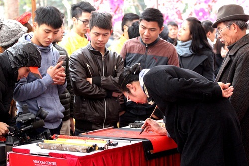 Tại các điểm vui chơi trong những ngày Tết luôn đông kín người tham gia. Ảnh Hữu Thắng