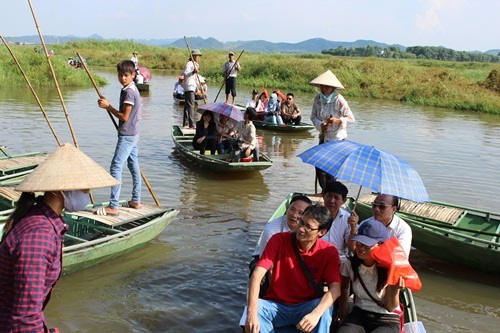 Đầm Vân Long không phải là đầm tự nhiên, mà được hình thành do đắp tuyến đê ở tả ngạn sông Đáy chống lụt lội. Từ đó biến Vân Long thành một vùng đất ngập nước rộng mênh mông, có những đảo đá, hang động tuyệt đẹp.