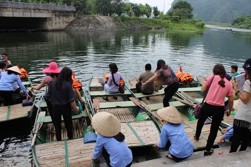 King Kong đến, Tràng An đông nghẹt khách… - 3