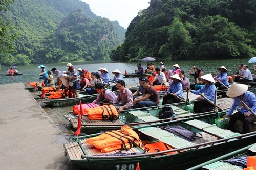 King Kong đến, Tràng An đông nghẹt khách… - 1