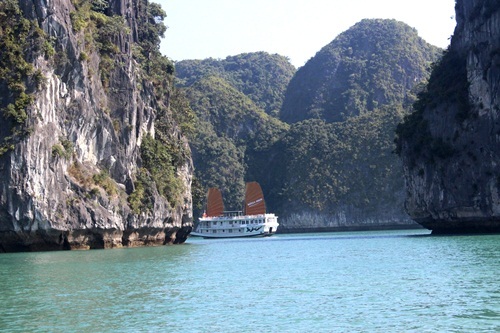 
Quảng Bình dự kiến sẽ xây dựng tour du lịch phim trường tại nơi đặt chân làm việc của đoàn làm phim. Với Hạ Long, nhiều người hy vọng rằng, sau khi lên phim, sẽ có một lượng lớn du khách tiếp tục đồ về Hạ Long chiêm ngưỡng.
