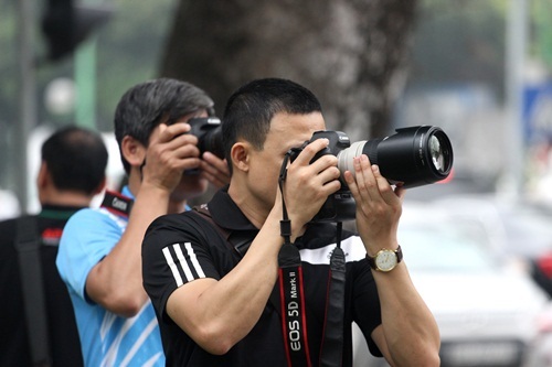 
Cây sưa trong vườn hoa Lý Tự Trong, mấy hôm nay luôn luôn tấp nập những người yêu hoa và các tay nhiếp ảnh.
