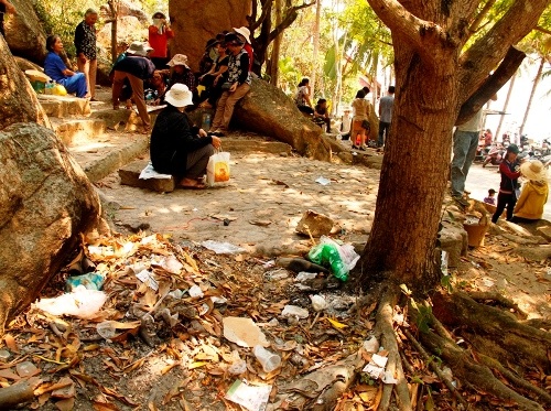 Chính vì thế tình trạng xả rác tại các điểm du lịch nổi tiếng ở khắp nơi vẫn không được cải thiện nhiều
