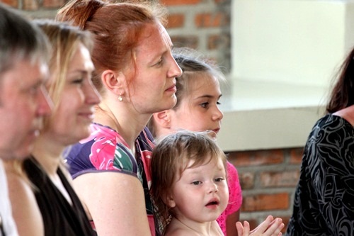 Không chỉ du khách Việt tỏ ra háo hức mà những du khách quốc tế cũng phải trầm trồ trước những màn giỡn mặt mãng xà ở Nha Trang