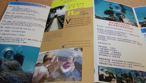 Các tờ rơi, tờ gấp cũng không thiếu những dòng chữ tiếng Trung