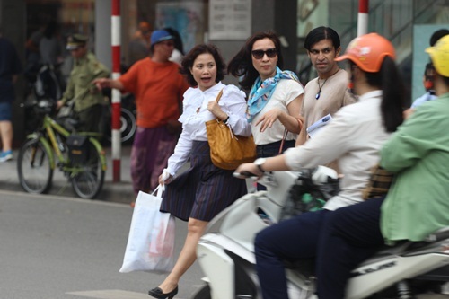 Băng qua đầu xe máy đang lao trên đường, họ mới có thể sang được phía bên kia đường