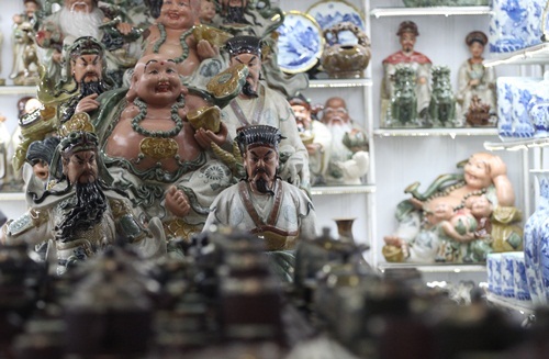 Không như vài năm về trước chợ gốm Bát Tràng ngày nay được bày bán khá nhiều các tượng gốm bên cạnh những đồ gốm sứ truyền thống khác