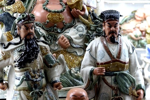 Cũng như trong tác phẩm Tam quốc diễn nghĩa, tượng Quan Công, Gia Cát Lượng luôn được trưng bày cạnh nhau trong thế oai nghiêm, tĩnh tại