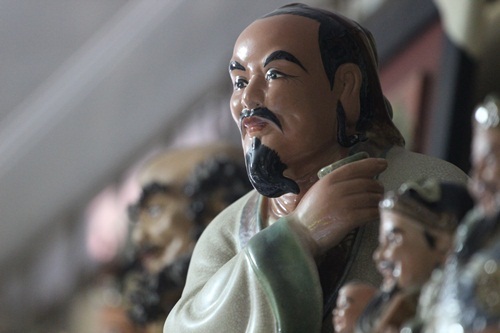 Đây là tượng ông Thần Trà - Trà Thần Lục Vũ vốn là một danh y đời Đường, ông được nhân dân tôn là “Trà Thần” và còn được yêu mến gọi bằng nhiều danh xưng khác là “Trà Thánh” hoặc “Trà Tiên”. Tượng Trà Thần với luôn được đặt ở vị trí trung tâm của tất cả các gia viên trong các làng trà tại quốc gia này.