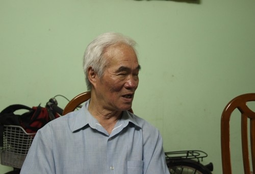 Ông Quế đang chia sẻ những câu chuyện mà vợ chồng ông gặp phải trên đất nước chùa vàng