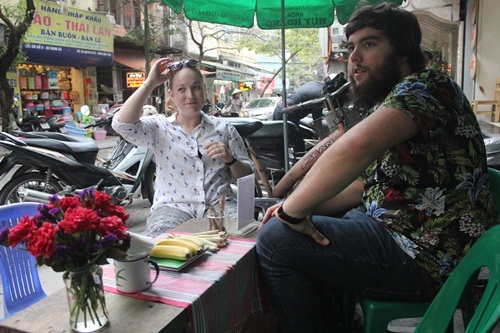 
Bánh mì xuất hiện ở Hà Nội muộn hơn một chút so với đất Sài Gòn nhưng cũng nhanh chóng được phổ biến và trở thành món ăn được yêu thích.
