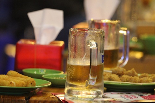 
Dù bạn là người Việt Nam hay khách quốc tế, ghé vào bất cứ quán hàng nào ở đây, bạn cũng có thể dễ dàng gọi cho mình một vài chai bia để nhâm nhi.
