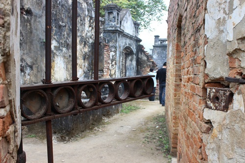 
Đến nay, khi bước chân qua cánh cổng sắt đã gỉ, cảnh cũ dù không còn nguyên, nhưng chỉ cần nhìn những mảnh tường đá rêu phong khúc khuỷu, ai cũng có thể nhận ra rằng, đây từng là chốn lao tù khét tiếng được ví như địa ngục giữa trần gian. Ảnh Hữu Thắng.
