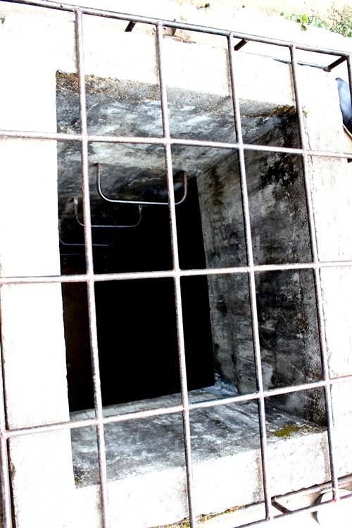 
Qua 3 lần xây dựng và mở rộng, diện tích của nhà tù được nâng lên với tổng số là 2.170m2. Trong những năm đó, người Pháp đã biến nơi đây thành một địa ngục trần gian đầy ải những người Cộng sản. Ảnh Hữu Thắng
